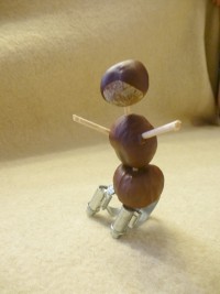 Kastanienm�nnchen im Rollstuhl