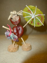 Kastanienfrau mit Sonnenschirm